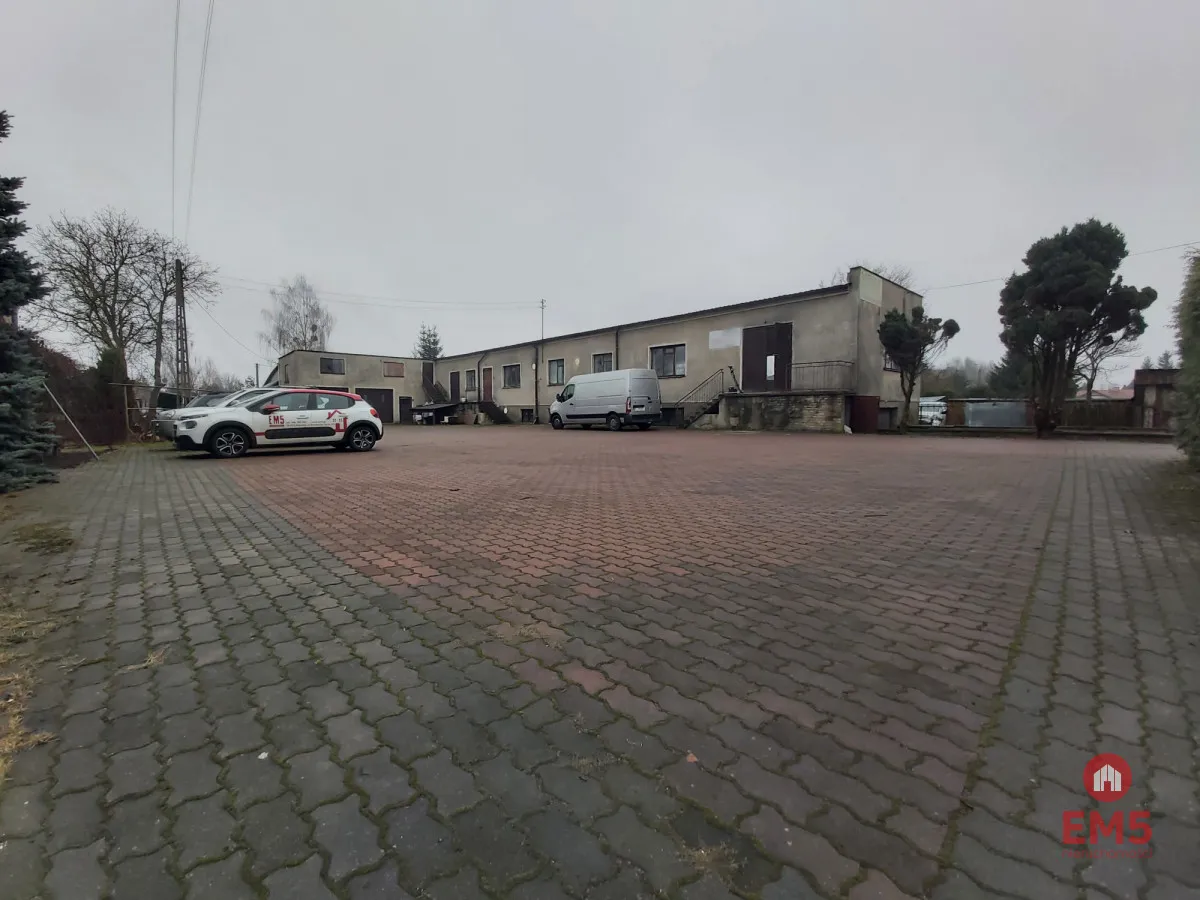 Lokal przy głównej drodze wyjazdowej z miasta