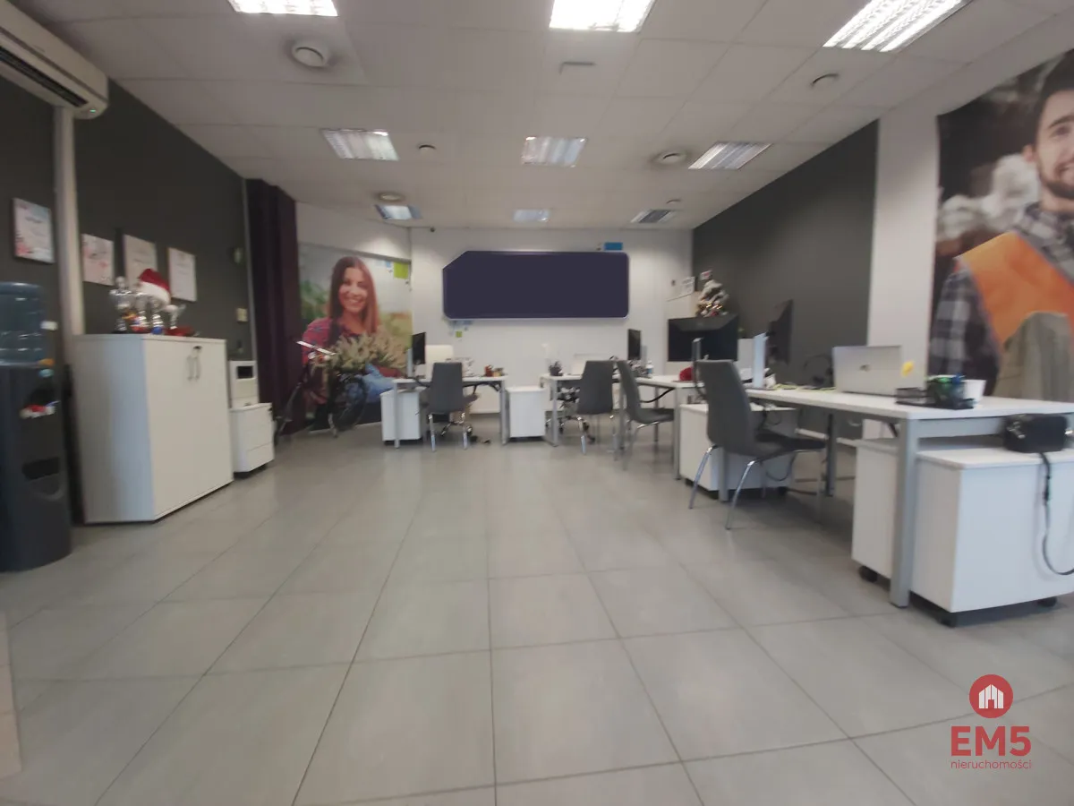 Lokal z witrynami w centrum miasta.