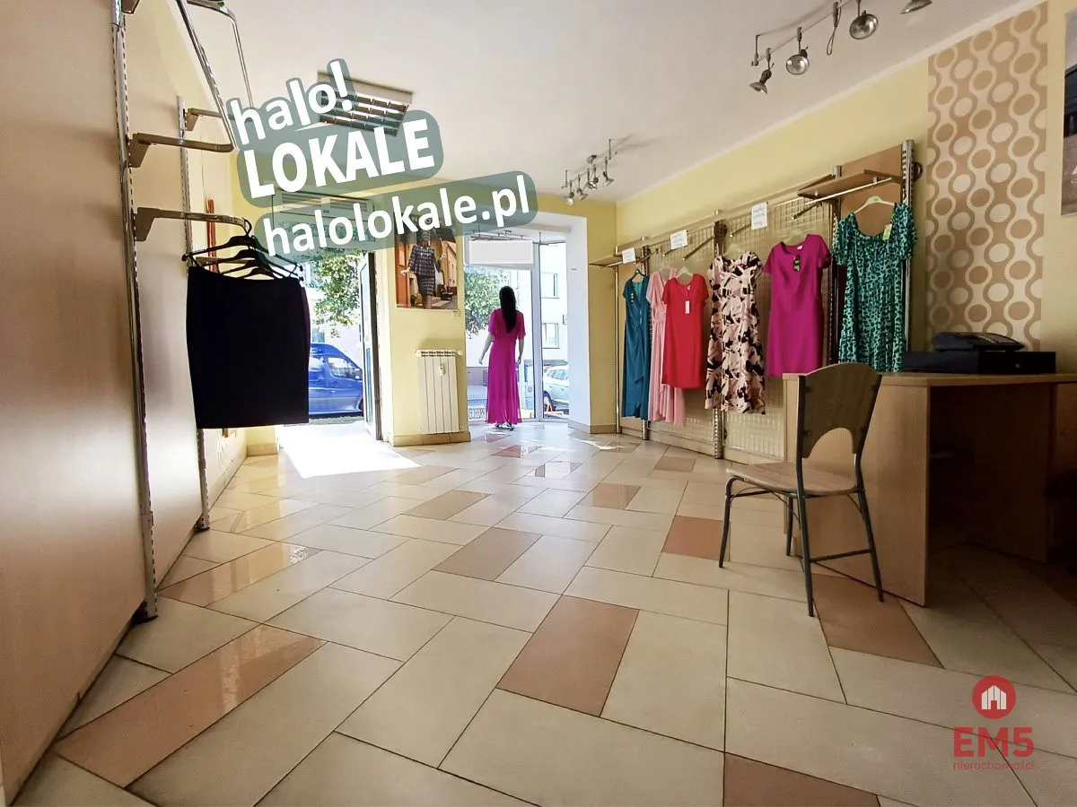 Lokal w sercu miasta z dużymi witrynami